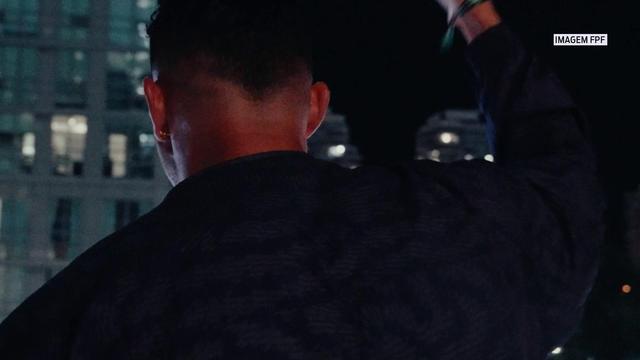 Euforia: jogadores festejam na varanda do hotel perante multidão