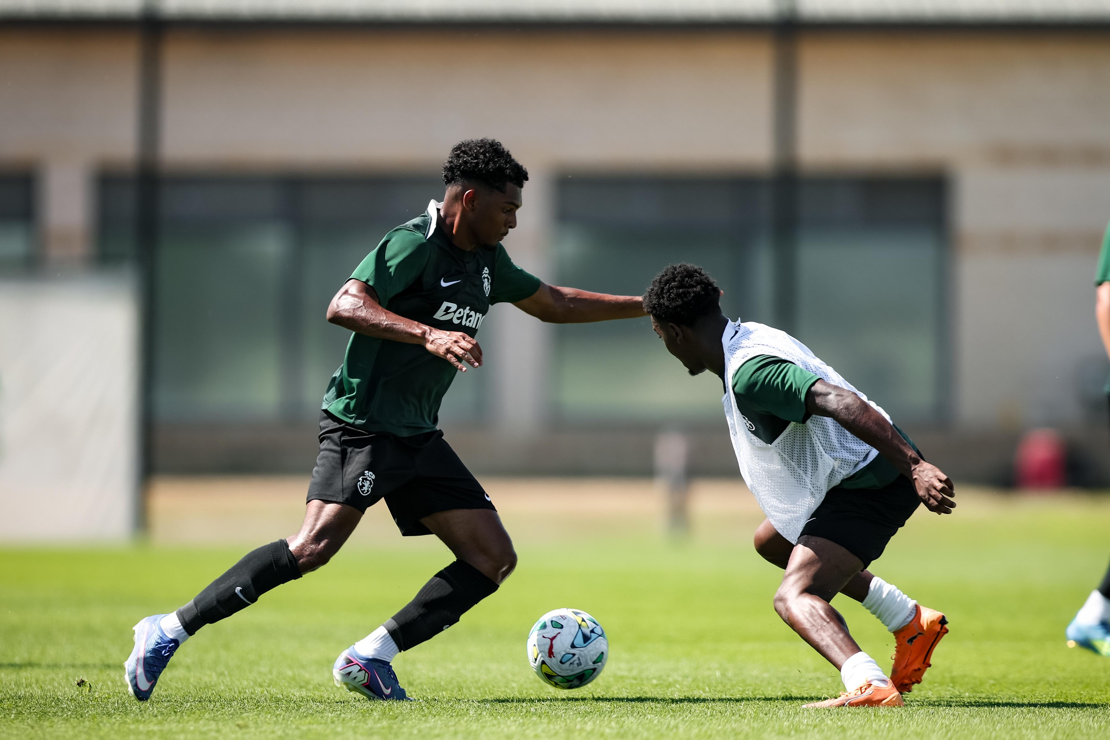 Luís Guilherme empenhado na jogada - Foto: SPORTING CP