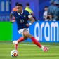 Com Olise, Dembélé, Doué ou Charki, Mbappé assume-se como o vértice maior deste polígono de superlativa qualidade — Foto: IMAGO