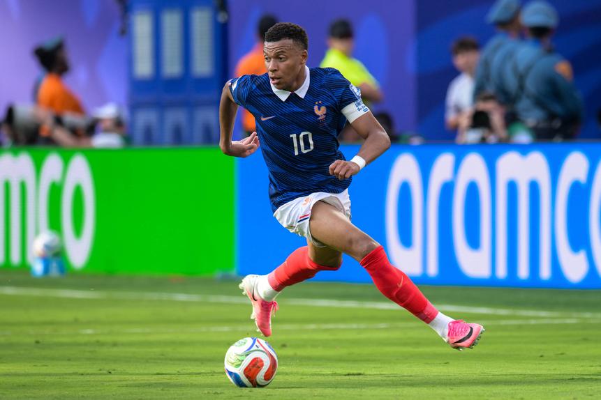 Com Olise, Dembélé, Doué ou Charki, Mbappé assume-se como o vértice maior deste polígono de superlativa qualidade — Foto: IMAGO