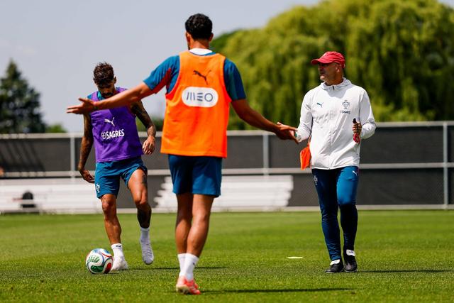 Roberto Martínez a dar indicações - Foto: FPF