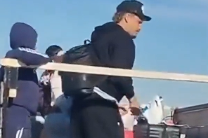 Maxi Araújo em cima de uma carrinha de caixa aberta, antes de sair do Aeroporto de Carrasco, no Uruguai