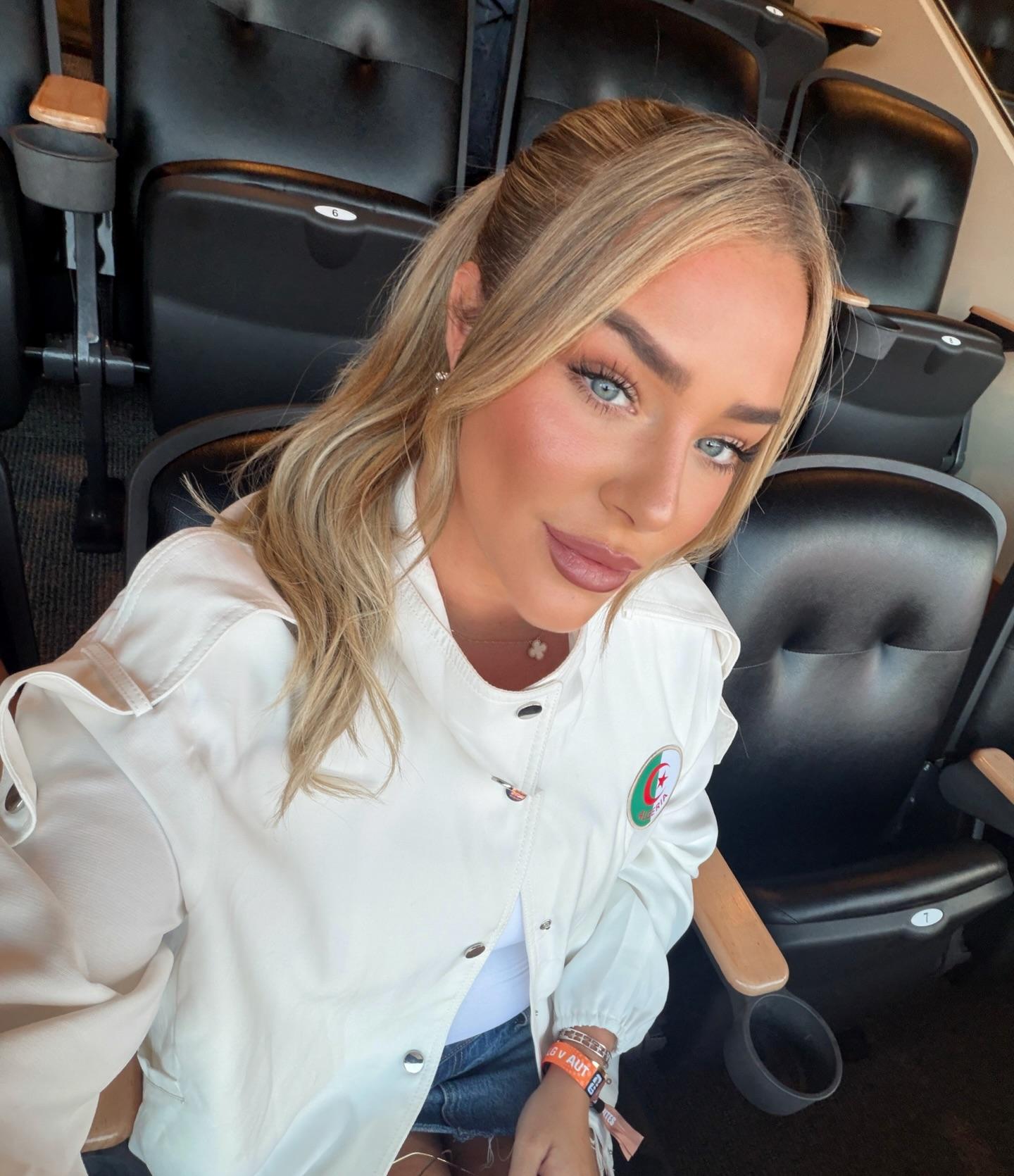 Taylor Ward, esposa de Mahrez e influencer da moda, reúne cerca de três milhões de seguidores e cobra cerca de 26 mil euros por publicação