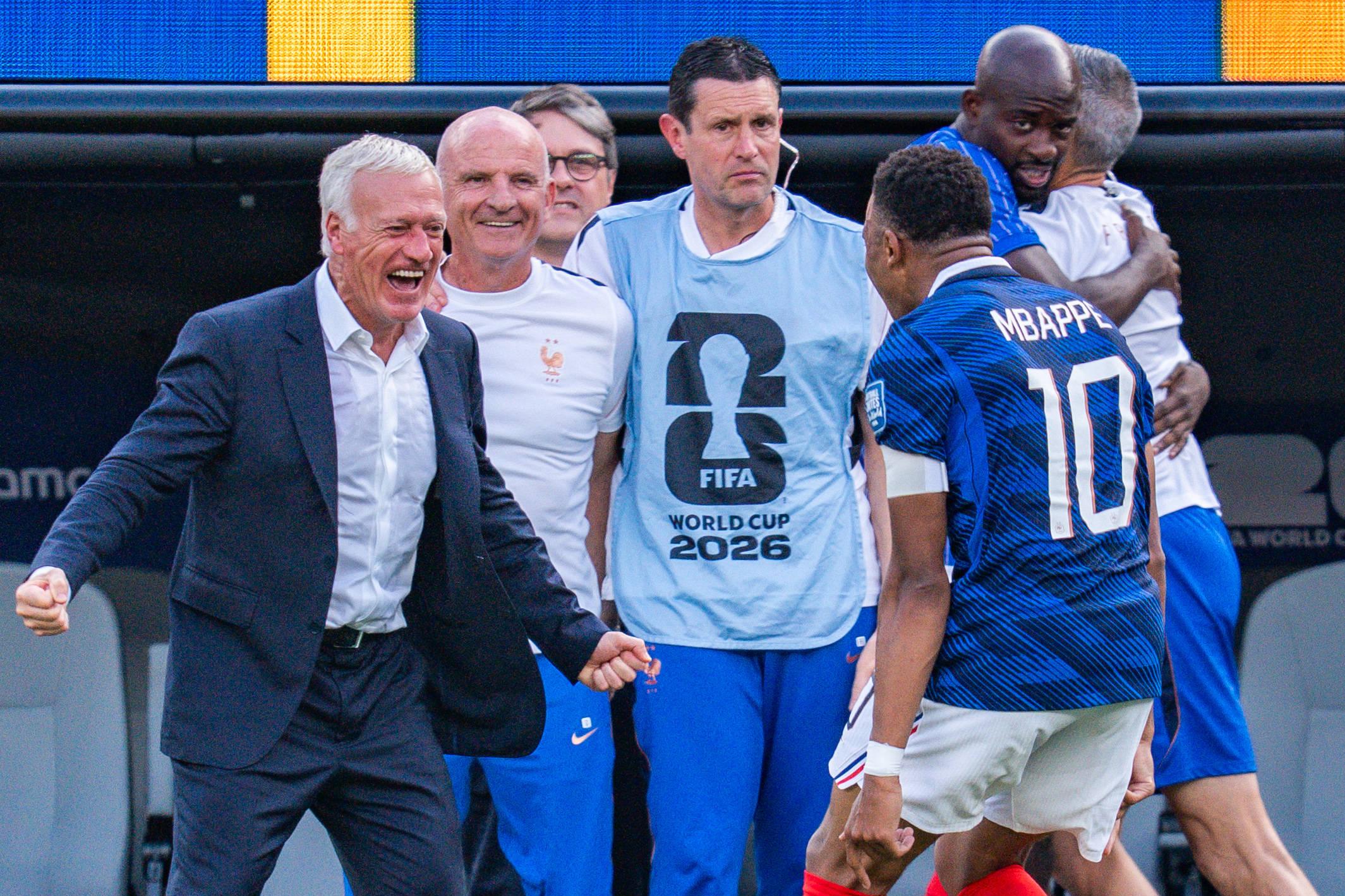 Deschamps a celebrar com Mbappé