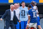 Deschamps a celebrar com Mbappé