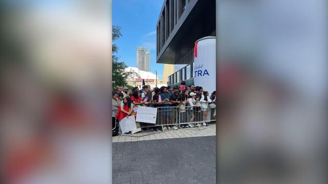 Adeptos à espera da Seleção Nacional à porta do hotel em Toronto