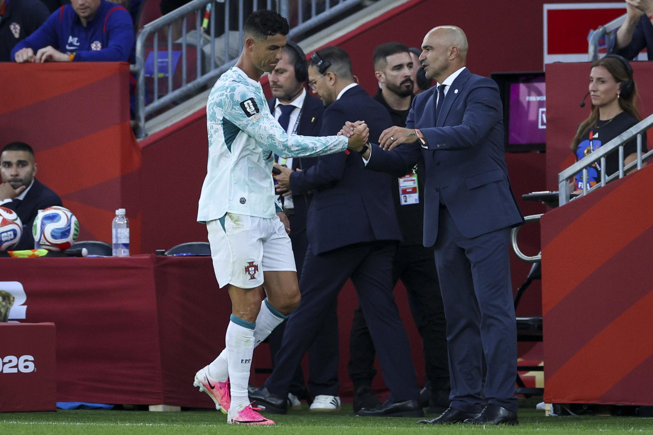 Ronaldo a cumprimentar Martínez após ser substituído - Foto: MIGUEL A. LOPES/LUSA
