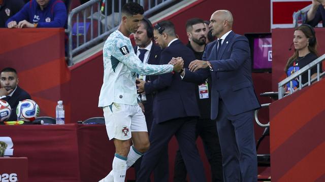 Ronaldo a cumprimentar Martínez após ser substituído - Foto: MIGUEL A. LOPES/LUSA