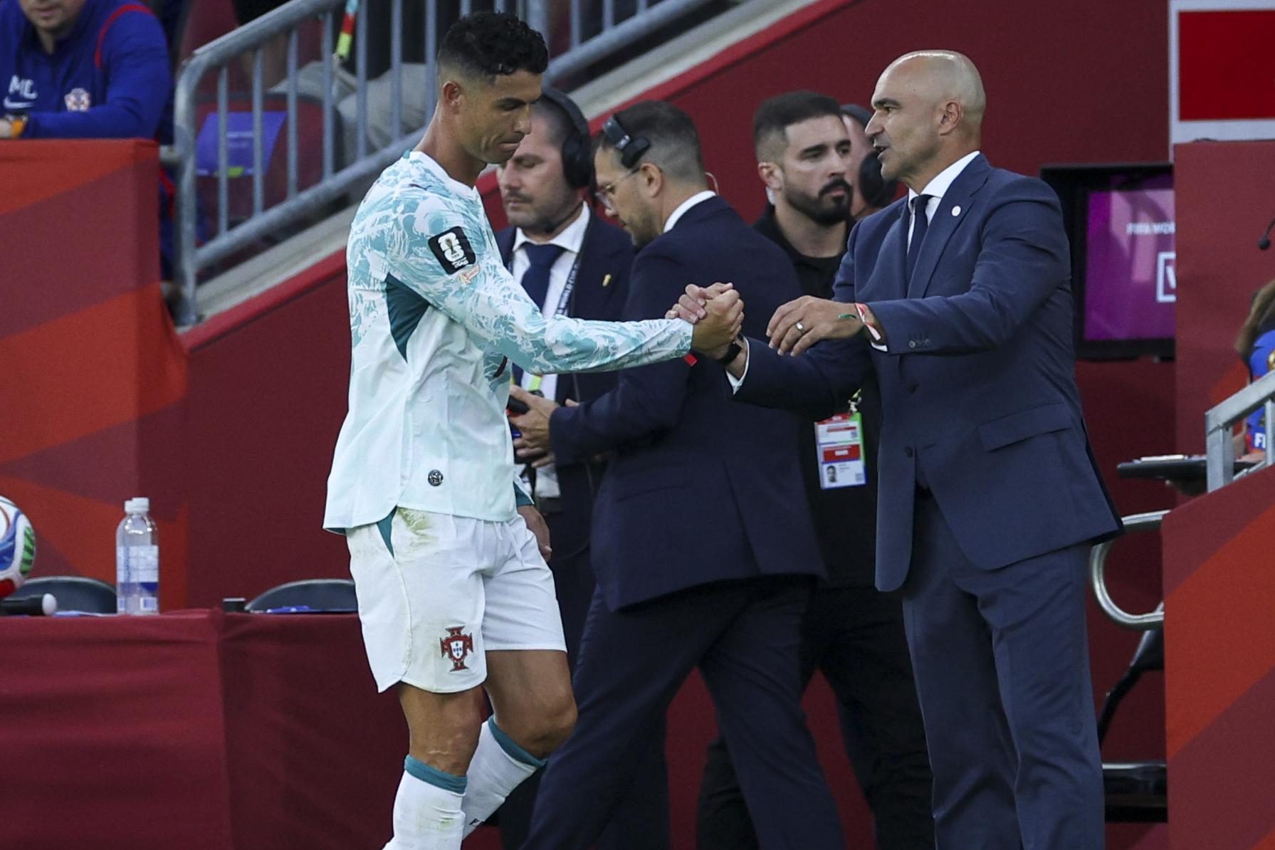 Ronaldo a cumprimentar Martínez após ser substituído - Foto: MIGUEL A. LOPES/LUSA