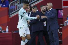 Ronaldo a cumprimentar Martínez após ser substituído - Foto: MIGUEL A. LOPES/LUSA