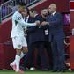 Ronaldo a cumprimentar Martínez após ser substituído - Foto: MIGUEL A. LOPES/LUSA