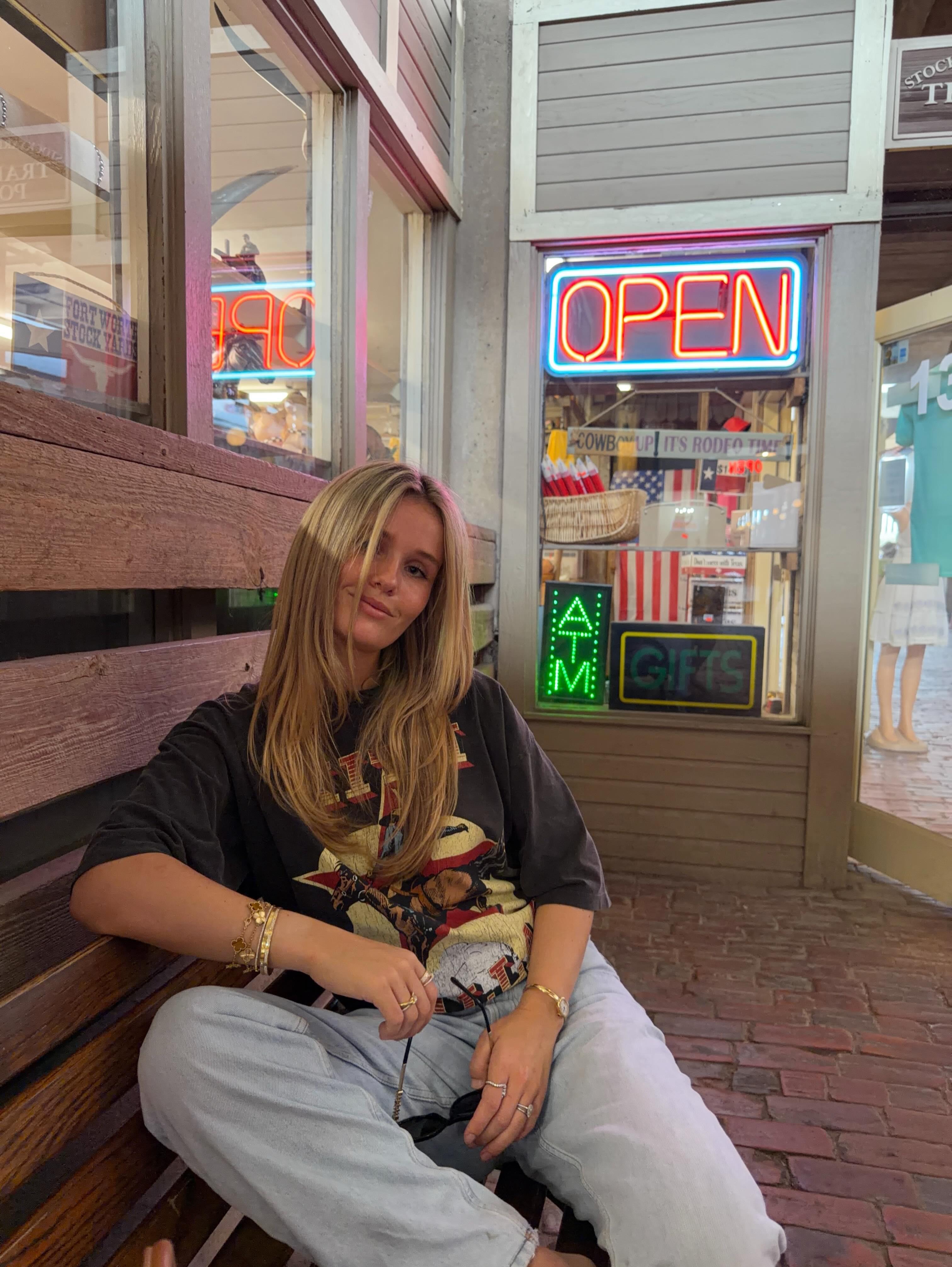 Mikky Kiemeney, esposa de Frenkie de Jong, soma mais de 1,5 milhões de seguidores e fatura cerca de 14 mil euros por publicação