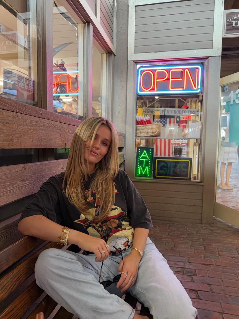 Mikky Kiemeney, esposa de Frenkie de Jong, soma mais de 1,5 milhões de seguidores e fatura cerca de 14 mil euros por publicação
