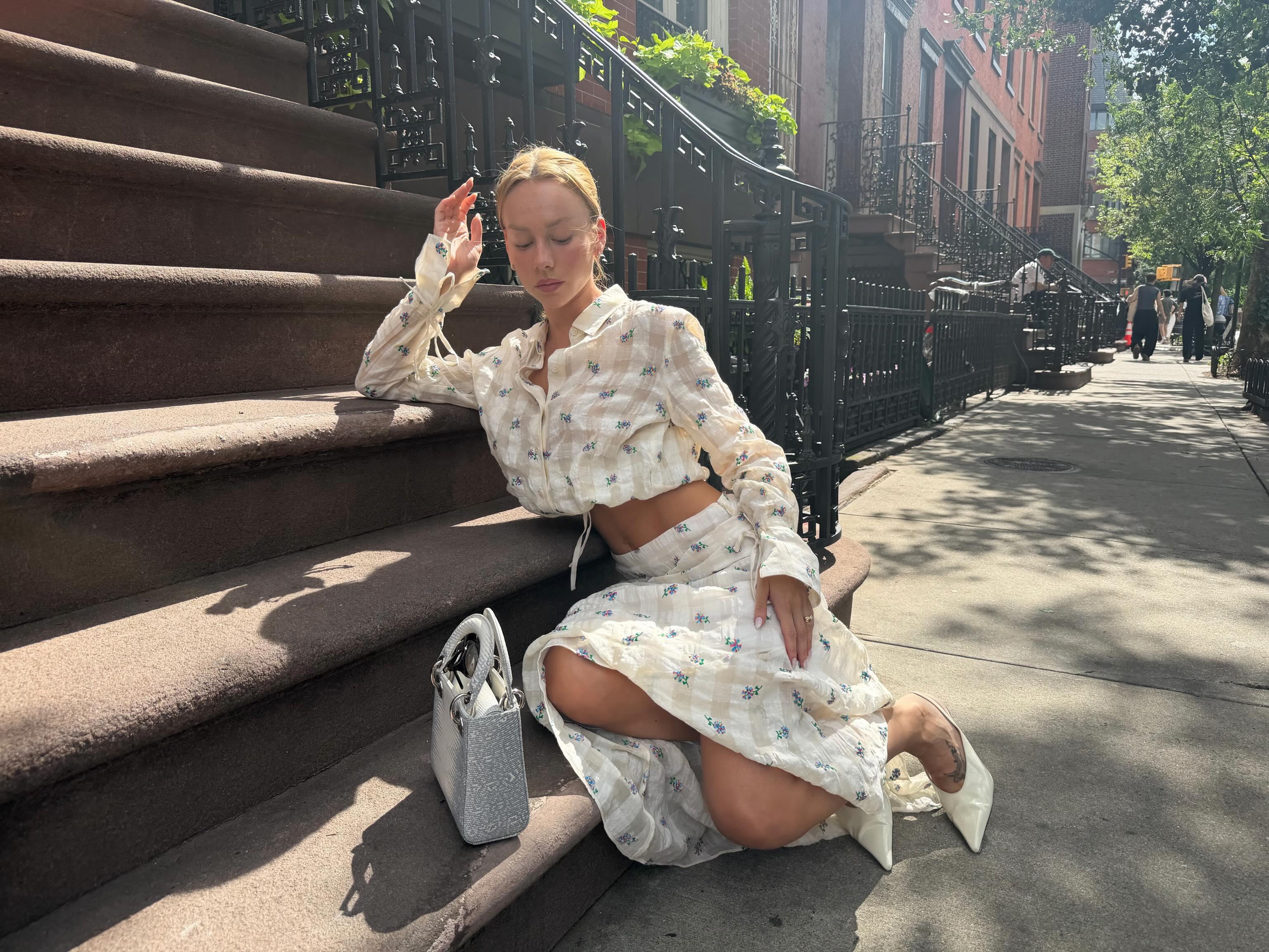 Ester Expósito, atriz espanhola e namorada de Mbappé, conta com mais de 24 milhões de seguidores nas redes sociais e recebe cerca de 200 mil euros por publicação no Instagram