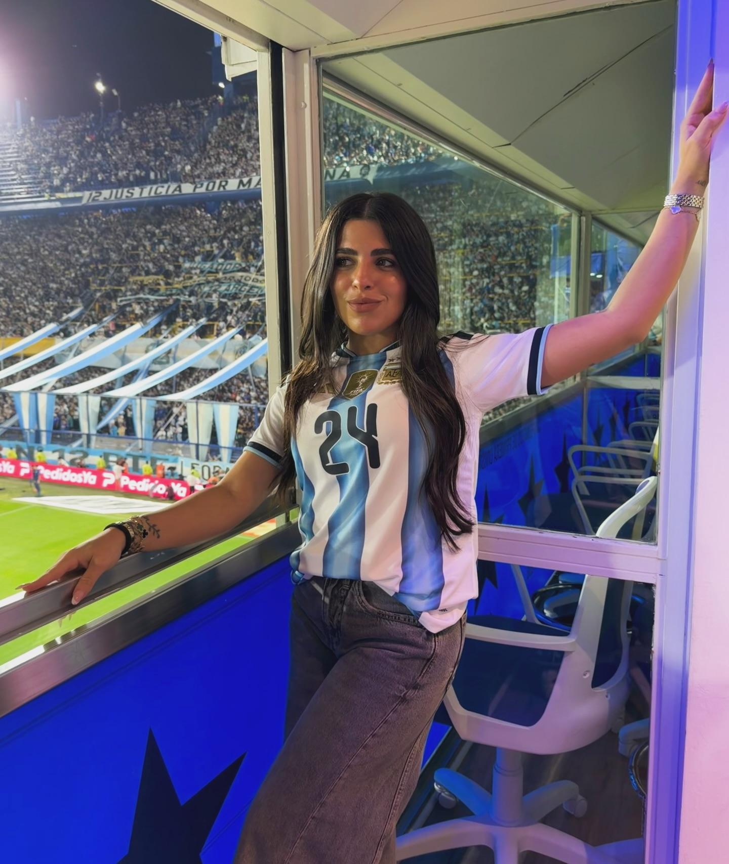 Valentina Cervantes, companheira de Enzo Fernández, alcança mais de três milhões de seguidores e recebe cerca de 28 mil euros por publicação