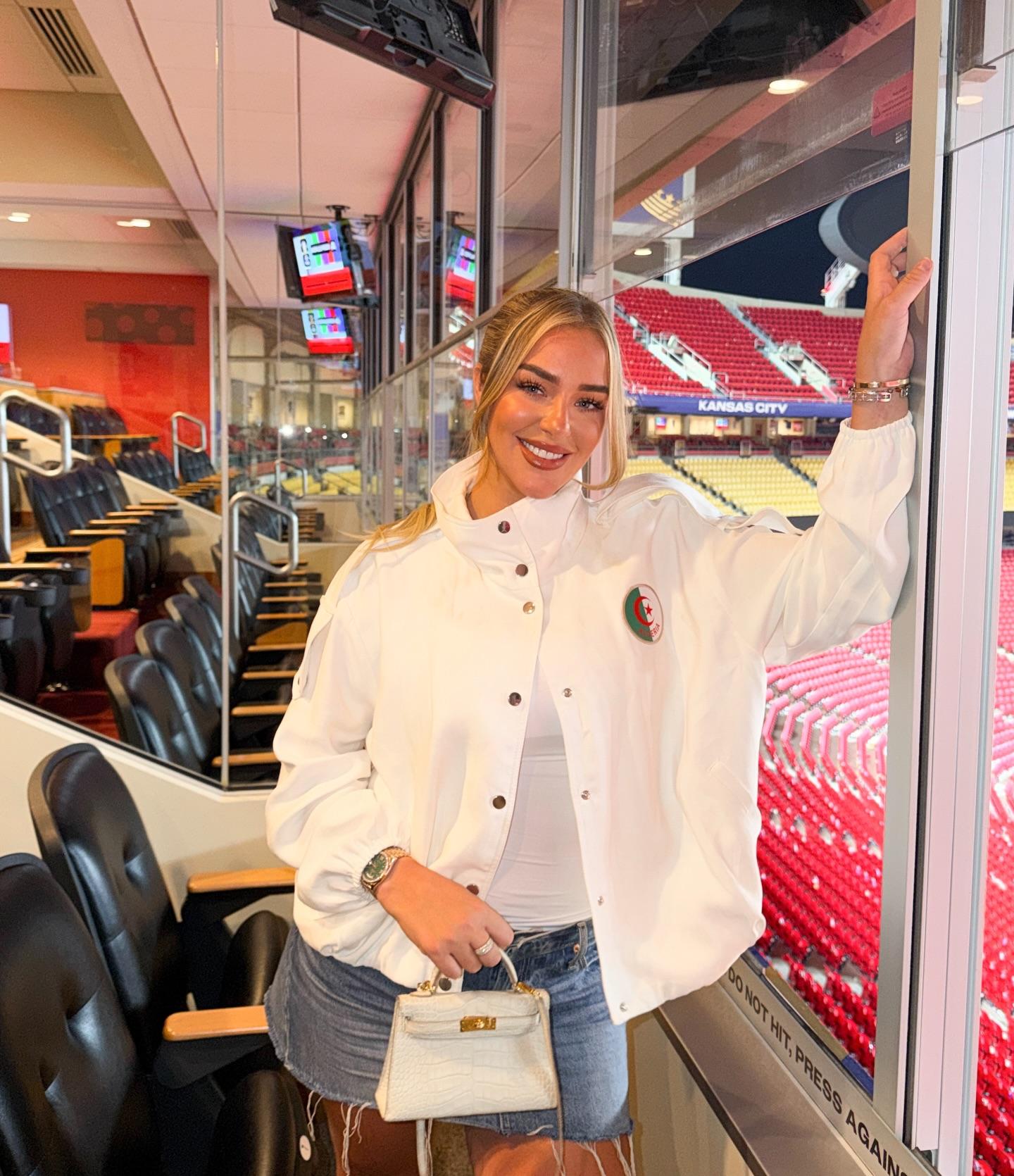 Taylor Ward, esposa de Mahrez e influencer da moda, reúne cerca de três milhões de seguidores e cobra cerca de 26 mil euros por publicação