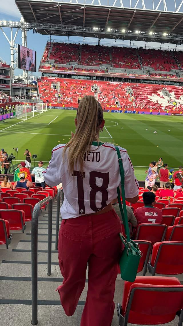 Carolina Silva esteve em Toronto a apoiar Pedro Neto e a Seleção. Foto: Instagram