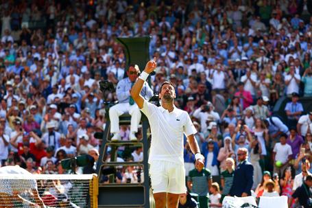 Novak continua na luta pelo oitavo título na relva londrina       Fotografia Imago