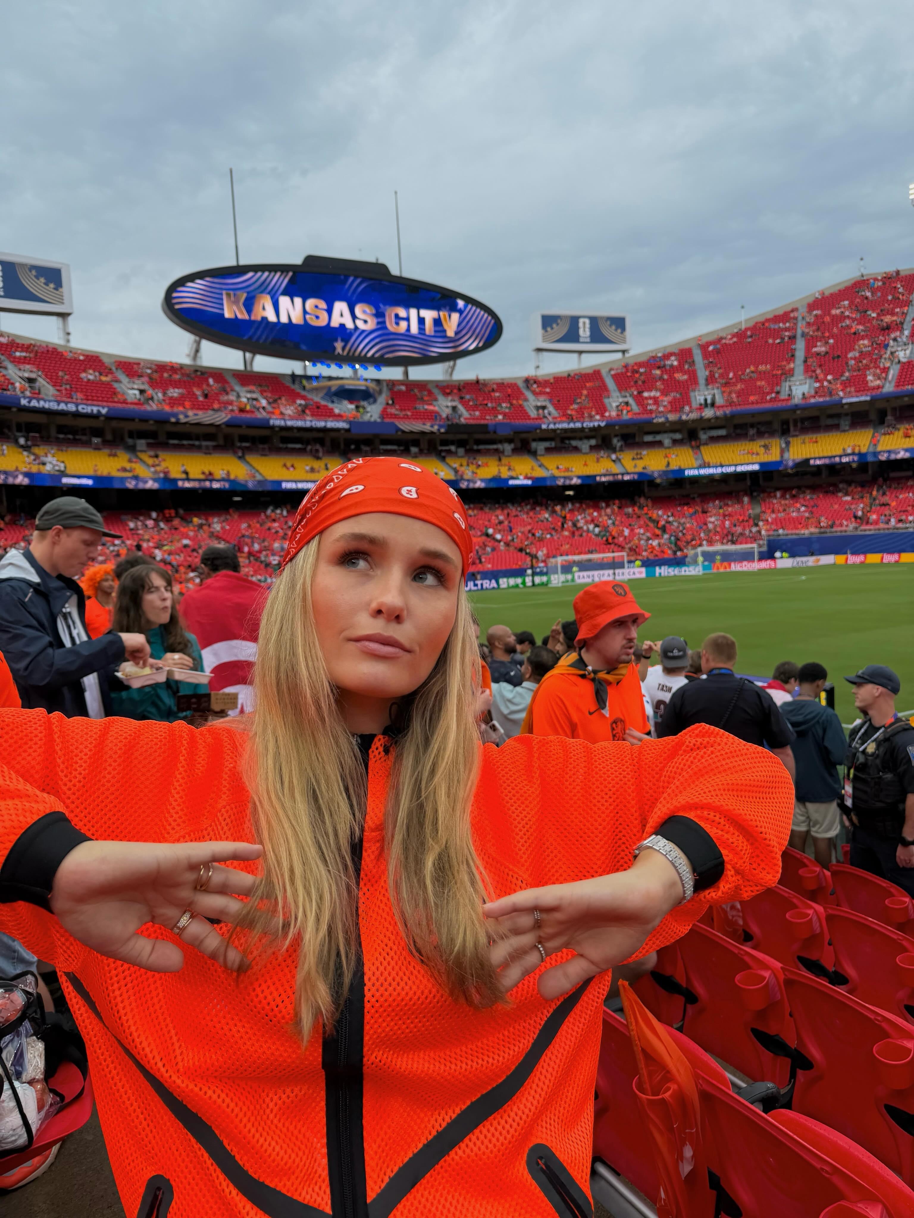 Mikky Kiemeney, esposa de Frenkie de Jong, soma mais de 1,5 milhões de seguidores e fatura cerca de 14 mil euros por publicação