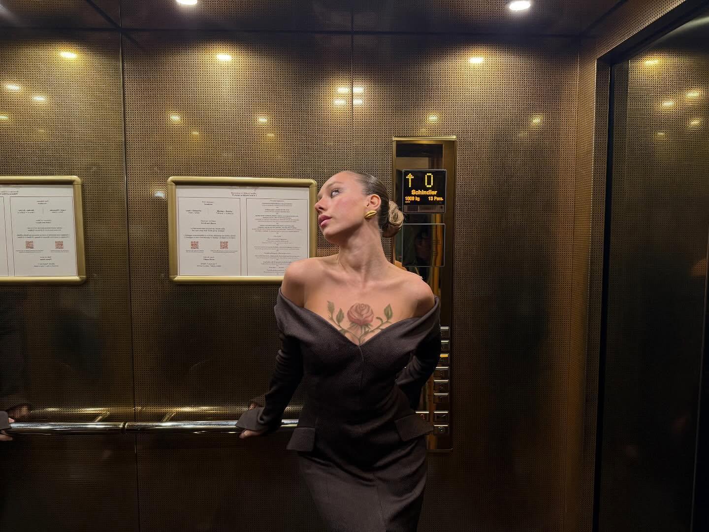 Ester Expósito, atriz espanhola e namorada de Mbappé, conta com mais de 24 milhões de seguidores nas redes sociais e recebe cerca de 200 mil euros por publicação no Instagram