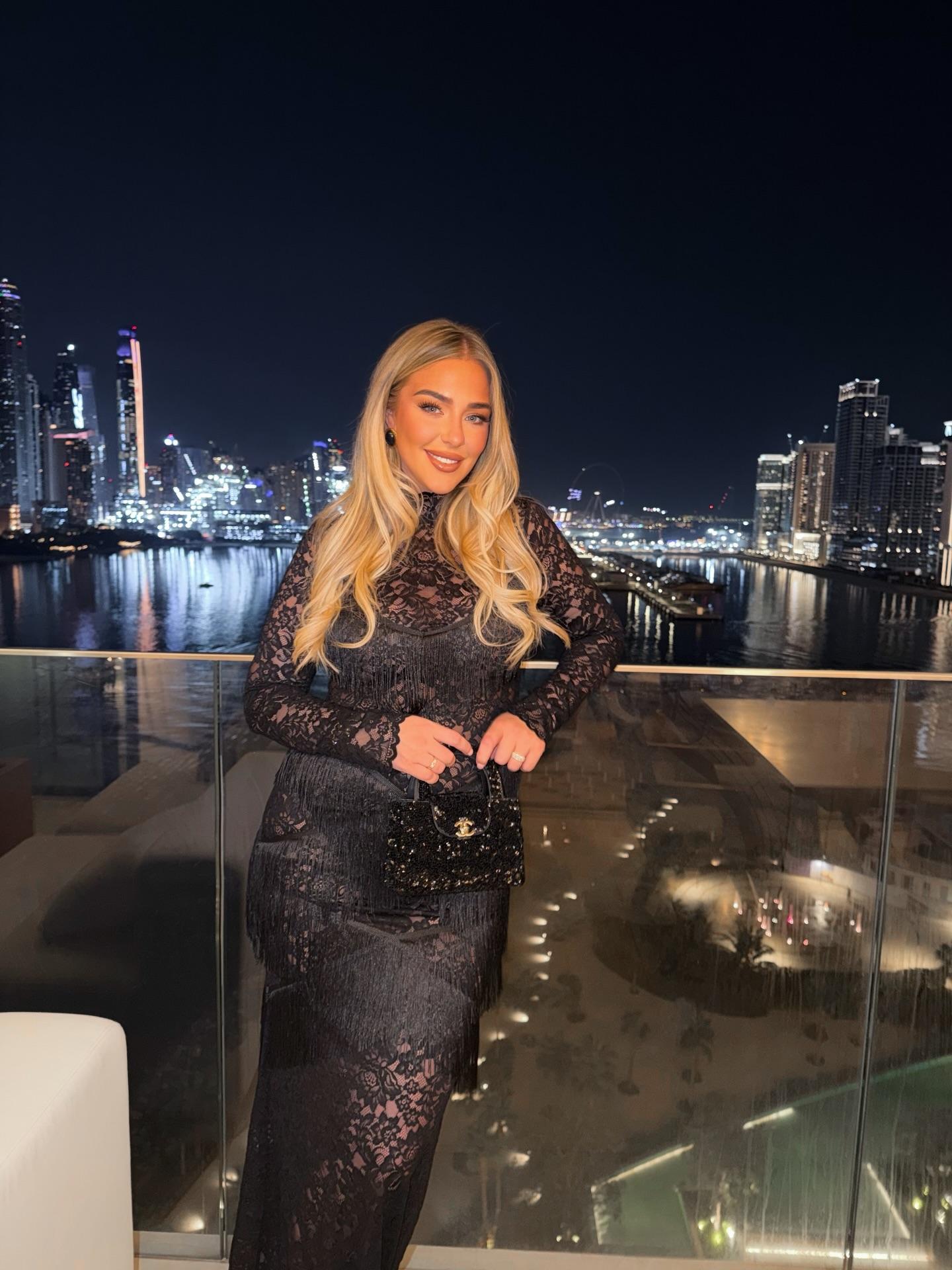 Taylor Ward, esposa de Mahrez e influencer da moda, reúne cerca de três milhões de seguidores e cobra cerca de 26 mil euros por publicação