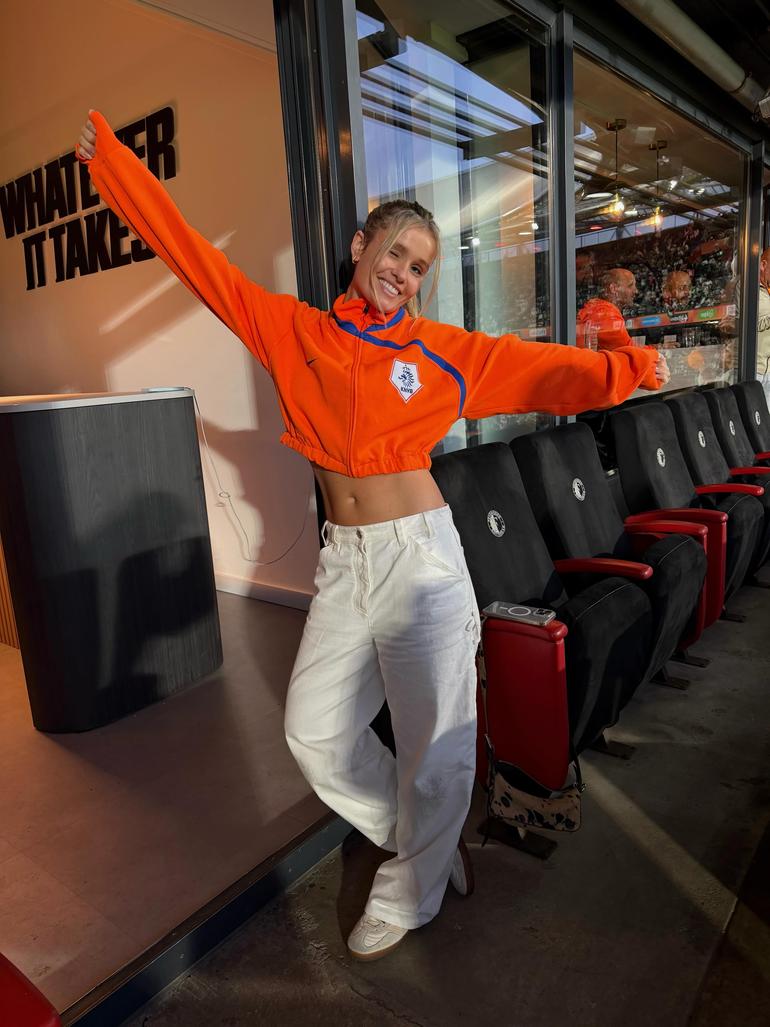 Mikky Kiemeney, esposa de Frenkie de Jong, soma mais de 1,5 milhões de seguidores e fatura cerca de 14 mil euros por publicação
