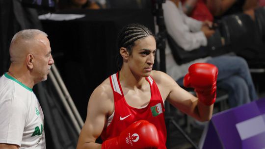 Apesar da controvérsia, Imane Khelif garante medalha olímpica