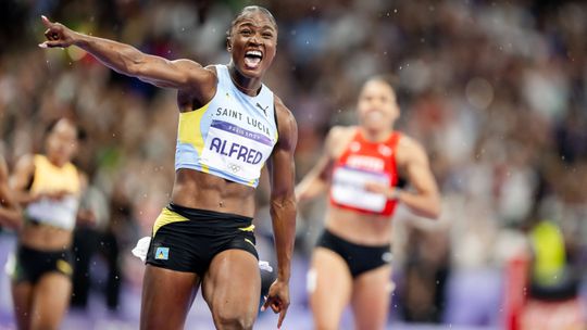 Juilen Alfred, de Santa Lucia, vence ouro dos 100 metros no dia em que Fraser-Pryce foi proibida de entrar e mais tarde abdicou das meias-finais