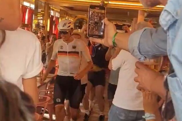 VÍDEO: Ciclista interrompe prova nos Jogos Olímpicos... para ir à casa de banho!