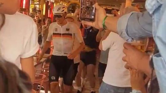 VÍDEO: Ciclista interrompe prova nos Jogos Olímpicos... para ir à casa de banho!