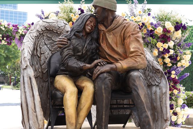Lakers inauguram estátua em homenagem a Kobe Bryant e filha