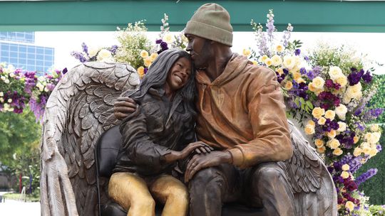 Lakers inauguram estátua em homenagem a Kobe Bryant e filha