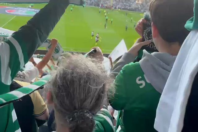 Adeptos sportinguistas cantam o hino do clube nas bancadas de Aveiro