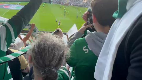 Adeptos sportinguistas cantam o hino do clube nas bancadas de Aveiro