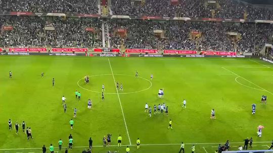 Jogadores do Sporting pedem satisfações ao árbitro enquanto FC Porto festeja