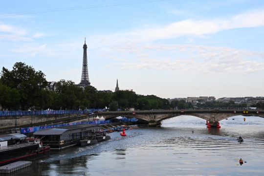 Paris 2024: treino no rio Sena cancelado antes das estafetas de triatlo