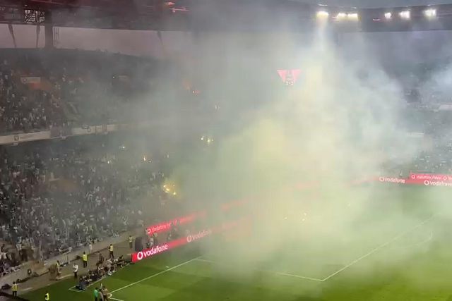 Pirotecnia de adeptos leoninos interrompe Supertaça