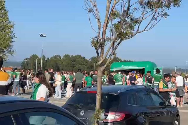 Adeptos esperam pelo autocarro do Sporting