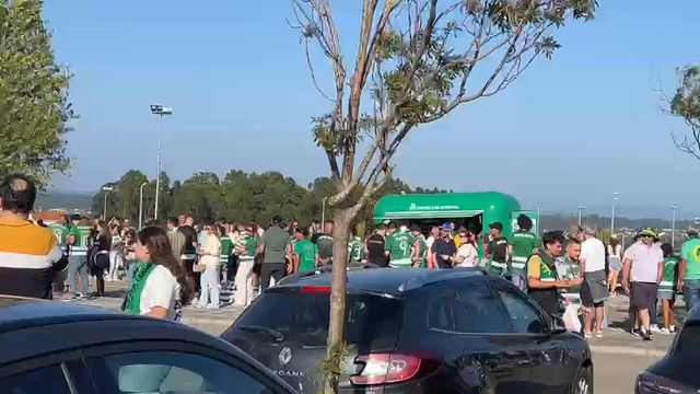 Adeptos esperam pelo autocarro do Sporting