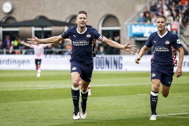 Luuk de Jong a festejar com a camisola do PSV