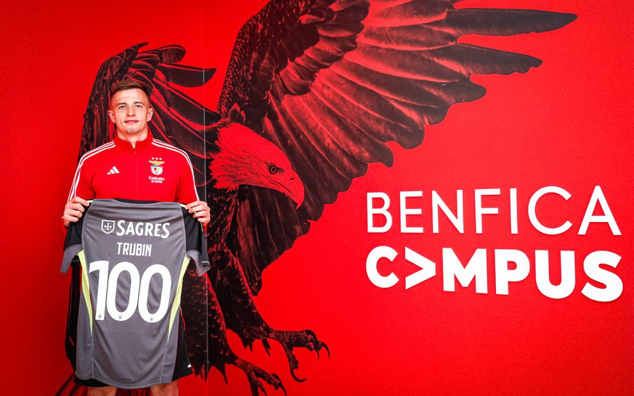 Anatolyi Trubin festeja os 100 jogos pelo Benfica