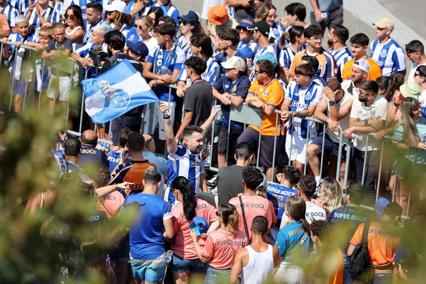 Muitos adeptos à espera da equipa do FC Porto no Dragão - Foto: Catarina Morais
