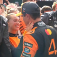 Lando Norris celebra vitória com beijo a Margarida Corceiro (vídeo)