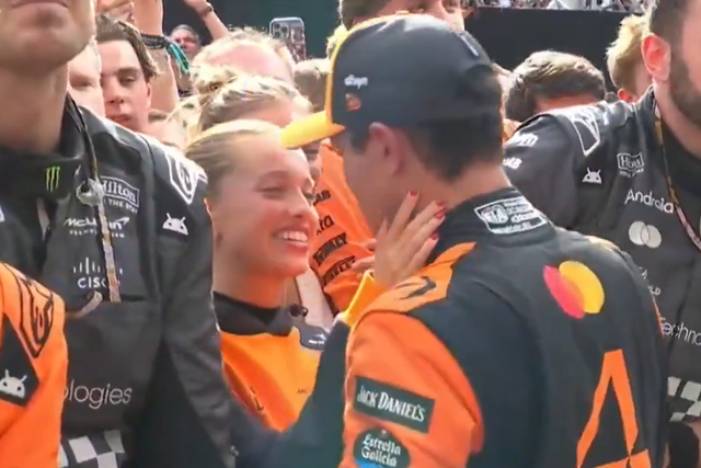 Lando Norris celebra vitória com beijo a Margarida Corceiro (vídeo)