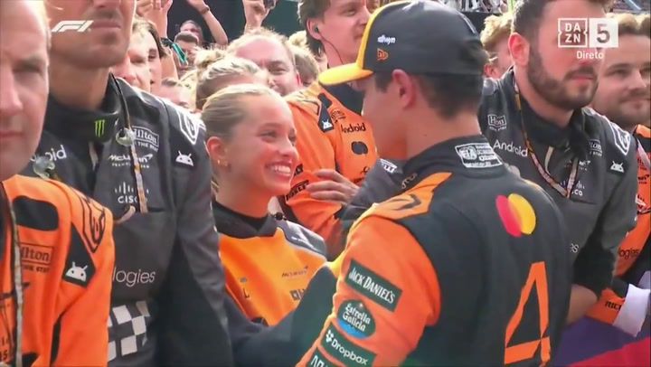 Lando Norris celebra vitória com beijo a Margarida Corceiro