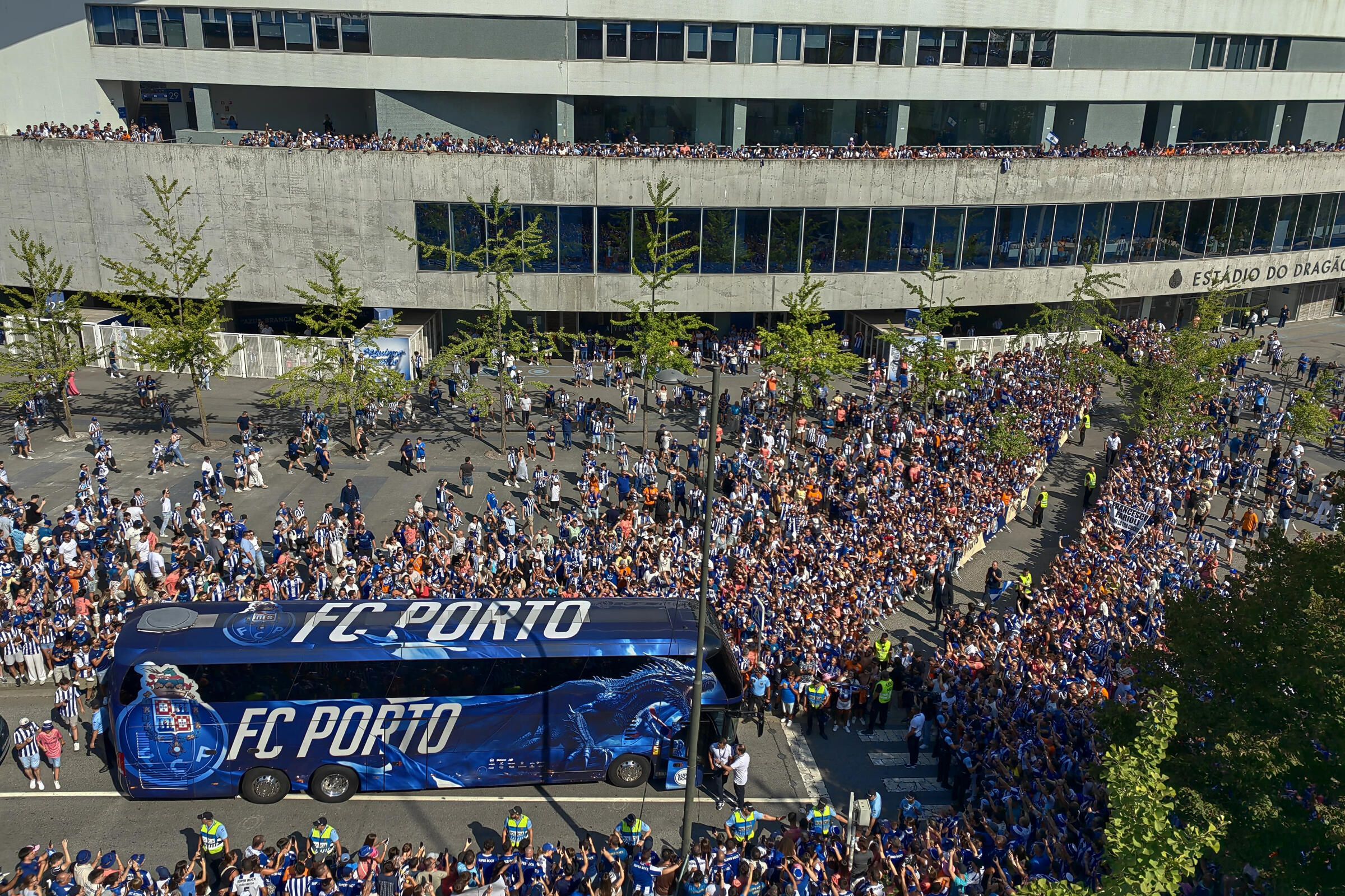 Mar de gente na chegada do FC Porto ao Dragão. Foto Catarina Morais