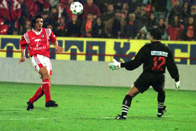 Nuno Gomes, que jogou 12 anos no Benfica (de 1997 a 2000 e de 2002 a 2011), tenta fazer um chapéu ao guarda-redes Fernando Brassard num Varzim-Benfica