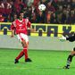 Nuno Gomes, que jogou 12 anos no Benfica (de 1997 a 2000 e de 2002 a 2011), tenta fazer um chapéu ao guarda-redes Fernando Brassard num Varzim-Benfica