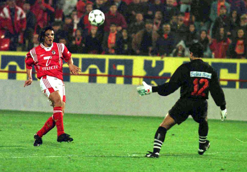 Nuno Gomes, que jogou 12 anos no Benfica (de 1997 a 2000 e de 2002 a 2011), tenta fazer um chapéu ao guarda-redes Fernando Brassard num Varzim-Benfica
