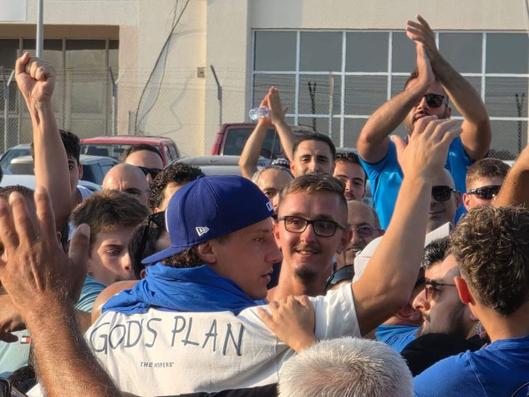 David Luiz recebido em grande no Chipre (vídeo)
